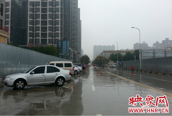 在新開通的東明路上,仍有多數(shù)私家車違規(guī)停車。