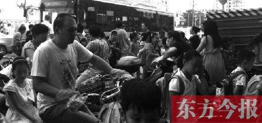 9月4日下午，文化路一小附近，大批陪讀家長接孩子。