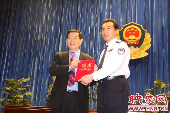 在歡迎儀式上，李昌鈺博士從鐵路警察學(xué)院院長郝宏奎手中接過了客座教授的聘書。