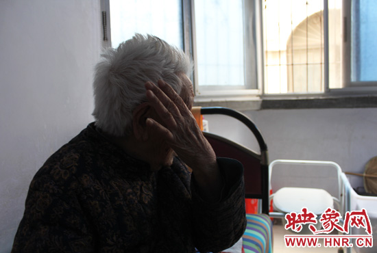 說(shuō)起敬老院要搬遷,老太太忍不住流眼淚。