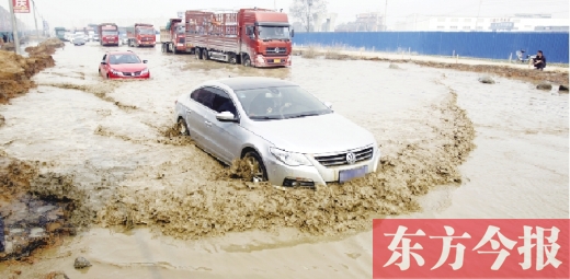 昨日的水坑現(xiàn)場，“坑車”的情況仍在繼續(xù)上演