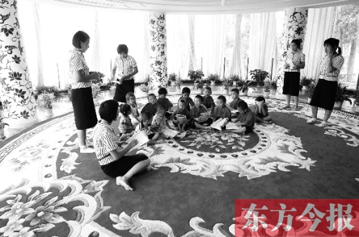 鄭州一幼兒園里的孩子在老師的帶領(lǐng)下讀《論語(yǔ)》。