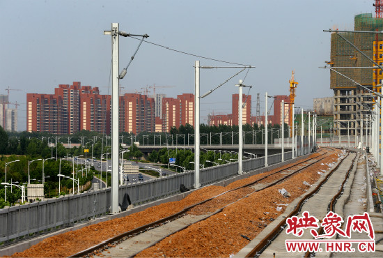 現(xiàn)代化的城際鐵路為日新月異的城市發(fā)展帶來了新的活力。