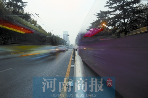 如今的建設(shè)路拓寬了不少，各種車輛川流不息（照片為多次曝光合成）