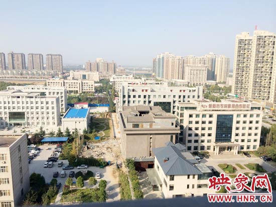 一座4層的建筑樓頂蓋上了四合院。