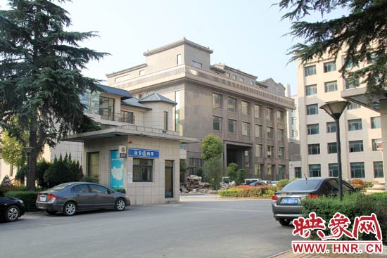 據(jù)這座建筑的一名工作人員稱，整座建筑為海龍集團所有，房屋建成之后用作公司紅木家具展示。