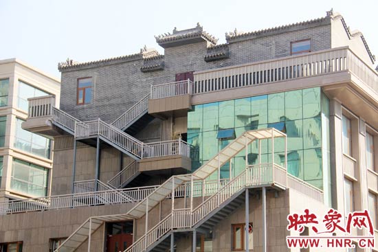 這座建筑的背面，已建好步梯。