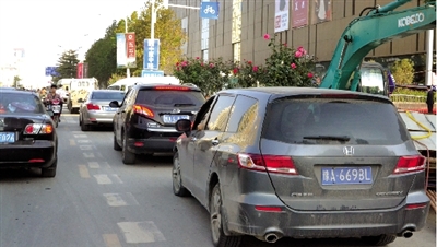中原路華山路口，花壇擋了進(jìn)入地下商場的車流