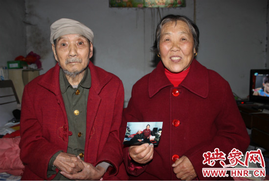 兩位老人的心愿就是能有一張金婚照。