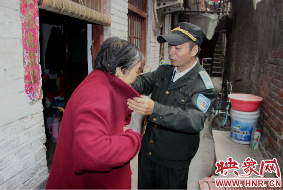 一馬路社區(qū)的巡防隊(duì)員們經(jīng)常前來幫助老人。