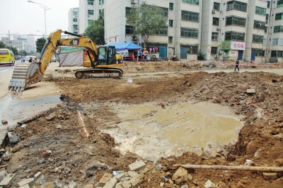 漢江路與行云路口，施工挖斷天然氣管道。