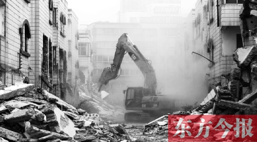 昨日，鄭州市棗莊社區(qū)拆遷現(xiàn)場，揚塵漫天，附近居民叫苦不迭
