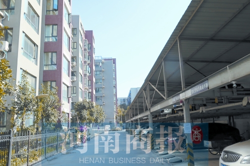 鄭州建設(shè)西路與工農(nóng)路交叉口西北角附近一小區(qū)內(nèi)，立體車庫(kù)已投入使用