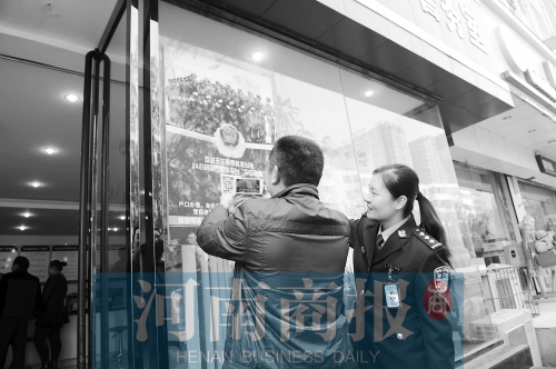 市民正在掃描二維碼，加關(guān)注