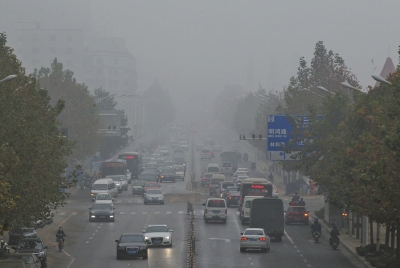 被霧、霾同時籠罩的市區(qū)道路