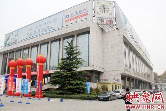 11月28日，記者從鄭州市政府獲悉，河南省人民會堂決定拆除違法存在10多年的巨型樓頂廣告。
