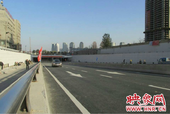 紅專路下穿中州大道隧道工程西起紅專路與姚寨路交叉口，東至紅專路與龍湖外環(huán)路交叉口。