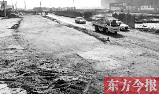 昨日，今報(bào)連續(xù)報(bào)道的鄭州南四環(huán)柴郭轉(zhuǎn)盤附近的大坑已基本填平