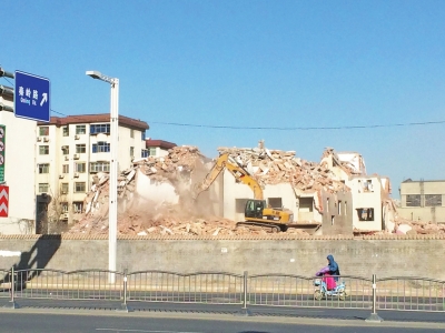 航海路秦嶺路口的閆垌村拆遷現(xiàn)場，看不到防塵措施。