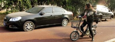 緊臨西三環(huán)一小區(qū)門口停的轎車，8輛車車胎被扎
