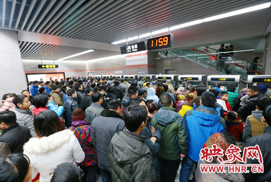 地鐵開通首日，上午十一點(diǎn)五十九分，紫荊山地鐵站售票機(jī)前擠滿了買票的市民。
