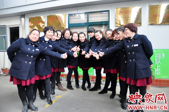 1月6日， 鄭州公交四公司一車隊104路公交線路的女車長們換上了新冬裝，讓人耳目一新。
