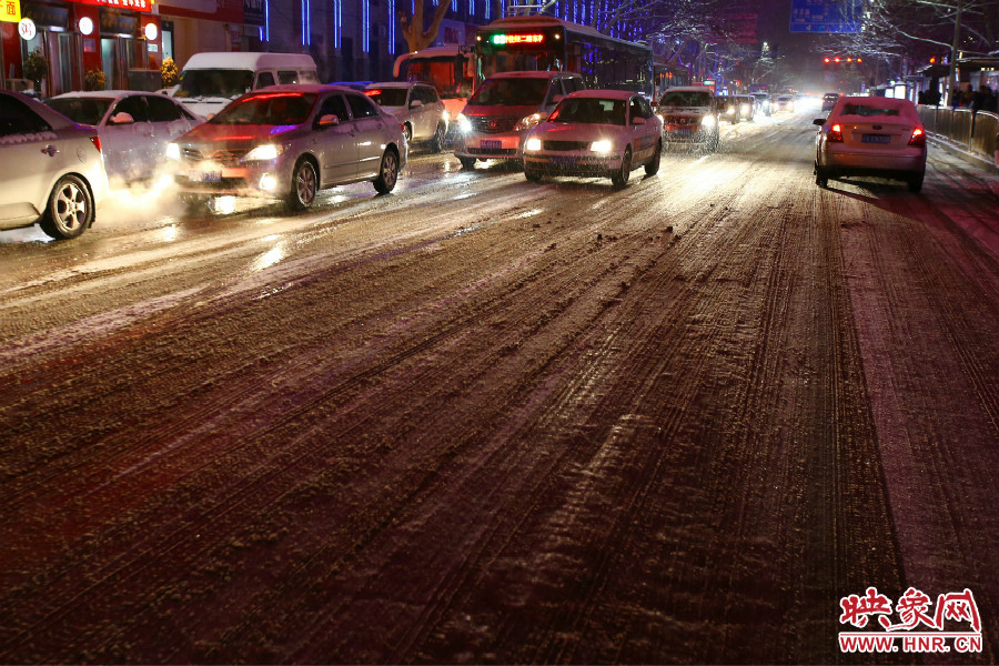 夜晚的雪路給出行的人們?cè)黾恿死щy。