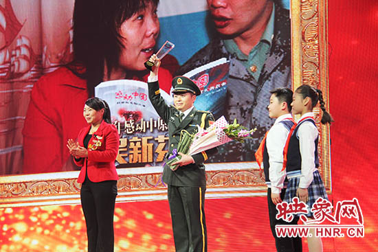 中國人民解放軍71352部隊(duì)19分隊(duì)管理員王留杰上臺(tái)接受頒獎(jiǎng)。