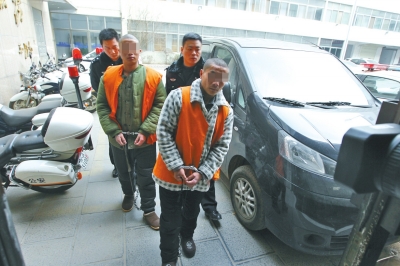 倆刑釋男子，冒充“富二代”，微信搜附近的人，專搶出入娛樂場所女性
