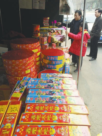 一家鞭炮攤兒前，只有少數(shù)人駐足購買。