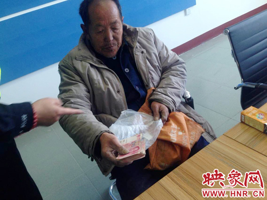 在把老人帶回駐地后，老人竟又從身上掏出幾千元現(xiàn)金要塞給民警。