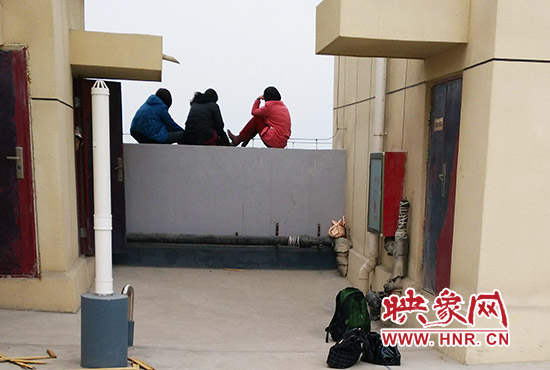 三人在樓頂始終不肯下來。