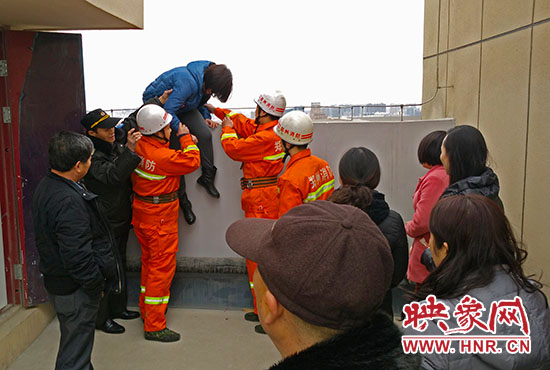 消防隊員和巡防隊員、民警將最后一名女子從樓頂救下。
