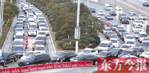 昨日，鄭州市福元路，車輛在僅剩的一條5米寬車道上堵得“不亦樂乎”