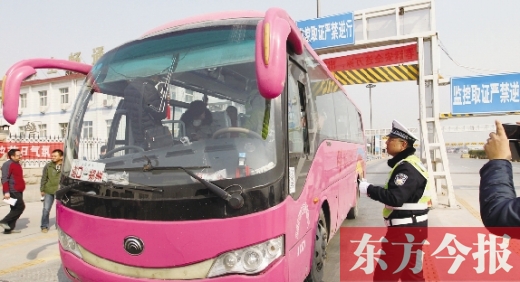 鄭州交警在鄭州黃河大橋安裝“機(jī)動(dòng)車緝查布控系統(tǒng)”嚴(yán)查違法運(yùn)輸行為，確保旅客安全。