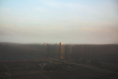 鄭州遇“平流霧”，上空晴朗，城市被黑霧籠罩