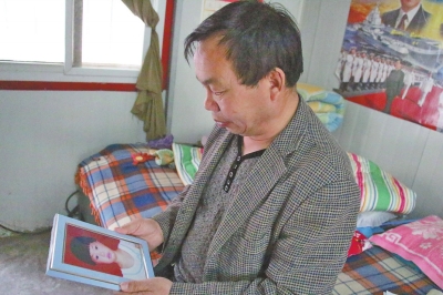 　每次想起自己3歲小孫女的無辜離世，老高都深深地悔恨自己交友不慎