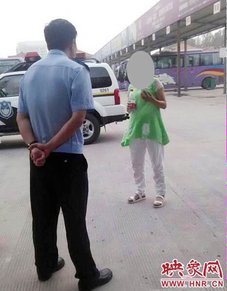 民警把這名女子送到了蘭考汽車站，給她買(mǎi)了回老家濮陽(yáng)的車票