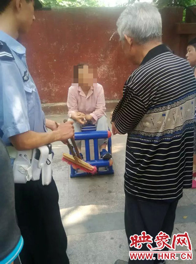 老太當時坐在健身器材上做仰臥起坐，說環(huán)衛(wèi)工人影響她鍛煉身體了，便開始謾罵環(huán)衛(wèi)工人。