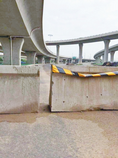  京廣快速路北延地面道路北三環(huán)入口處，一排石墩擋道，不讓入內(nèi)。