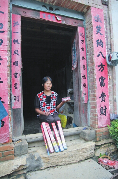 村民楊女士買來(lái)閃光雷、爆竹防衛(wèi)