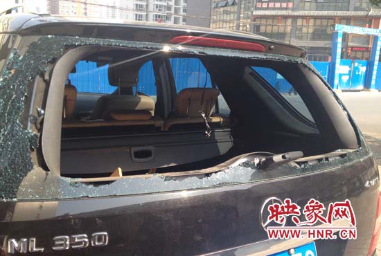 奔馳車夜停路邊被砸，損失萬元以上