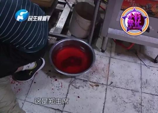 老板竟突然在廚房內割腕自殺!發(fā)現(xiàn)意外情況后，小莉趕緊對傷者進行包扎，并撥打了120急救電話。