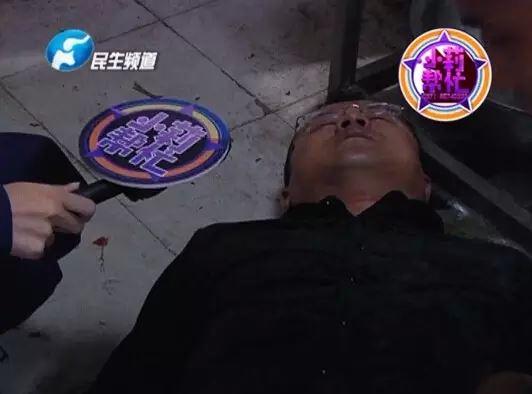 老板竟突然在廚房內割腕自殺!發(fā)現(xiàn)意外情況后，小莉趕緊對傷者進行包扎，并撥打了120急救電話。