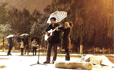 雪夜鄭大新校區(qū)的這一幕是不是也溫暖了你？