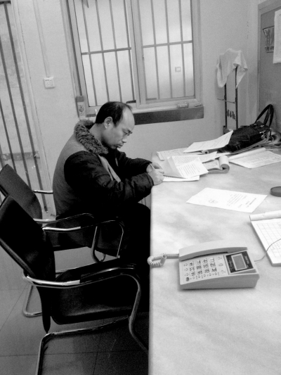 侯見(jiàn)志在看守所中簽署上訴書。律師供圖
