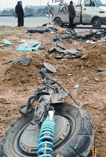 現(xiàn)場散落大量電動車碎片，車輪已完全脫離車體，可見當時車禍的慘烈程度