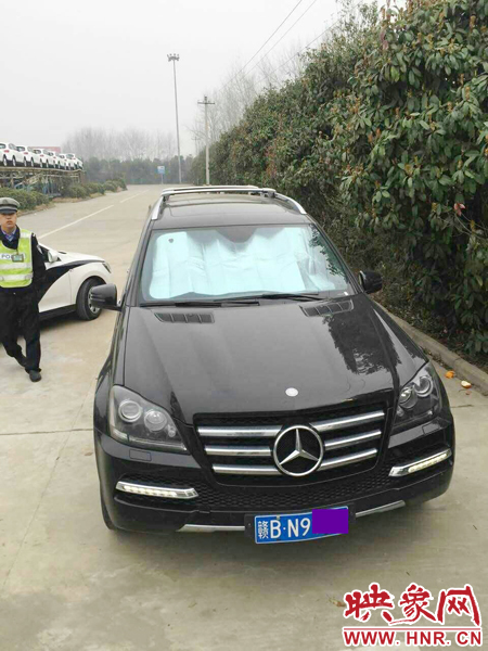 江西男子奔馳車中睡覺一氧化碳中毒，周口高速交警及時(shí)發(fā)現(xiàn)。