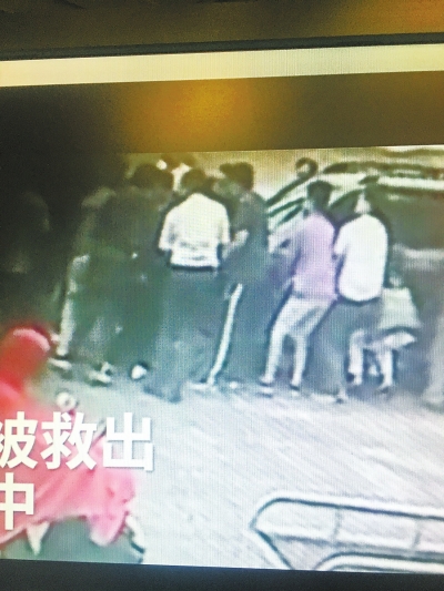 溫暖！女子鄭州街頭被卷入車底 大伙抬車施救