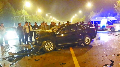 車禍發(fā)生在鄭開大道路中央雙黃線附近,現(xiàn)場(chǎng)狀況慘烈。